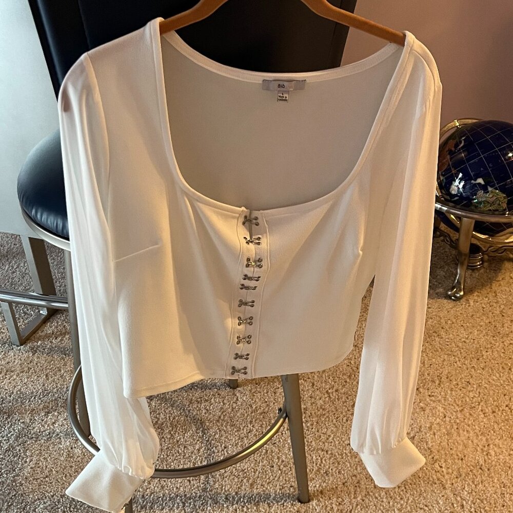 BlaShe White Long-Sleeve Crop Top w/ Square Neckline and hook-and-eye Closure L